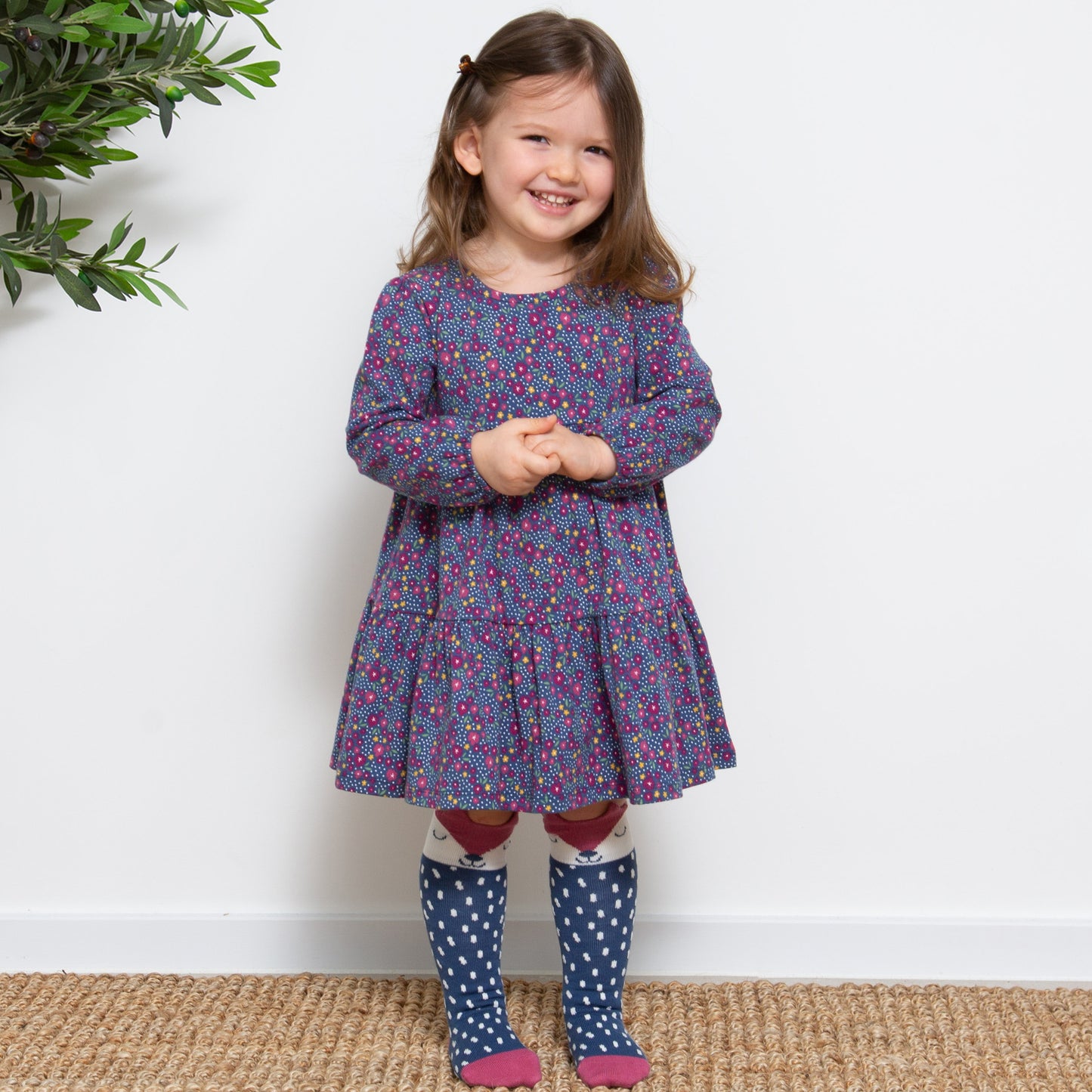 Niña usando el Vestido Flores de Amor de algodón orgánico, look dulce y cómodo para cualquier ocasión