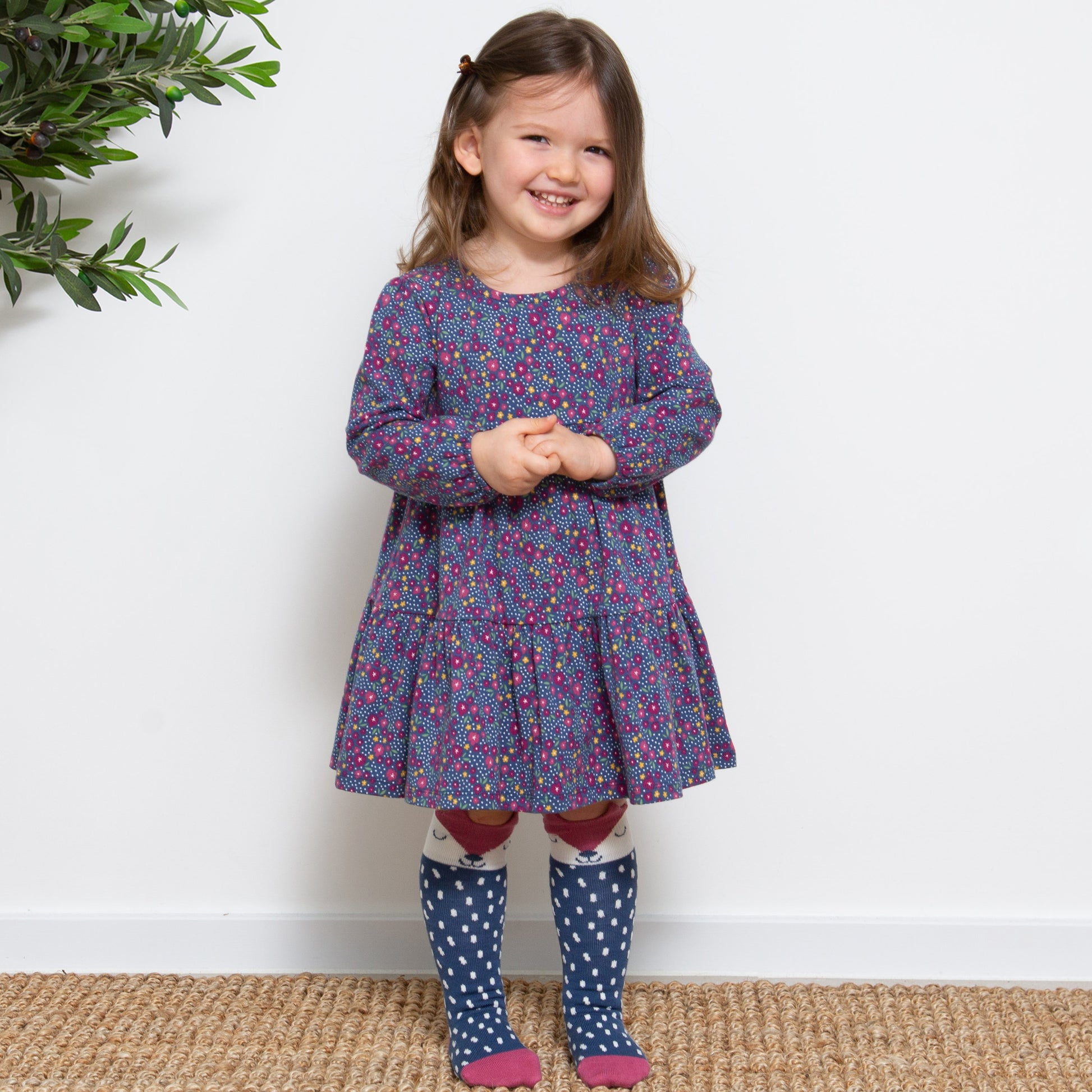 Niña usando el Vestido Flores de Amor de algodón orgánico, look dulce y cómodo para cualquier ocasión