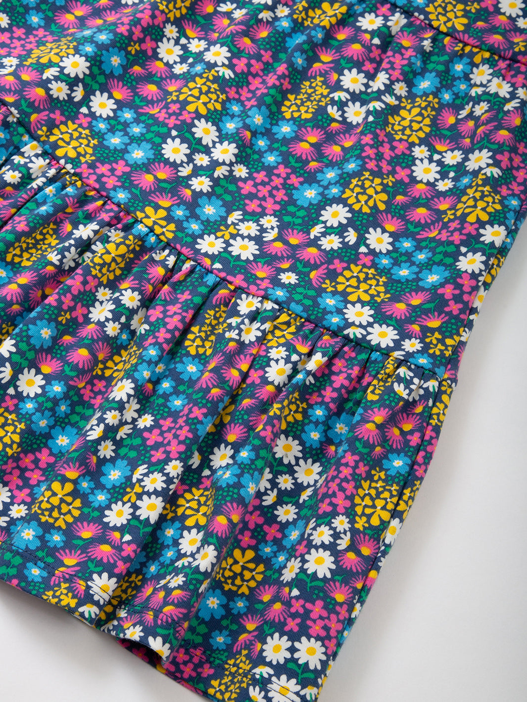 Detalle del estampado Jardín de Flores en el Vestido de algodón orgánico, diseño delicado y alegre.