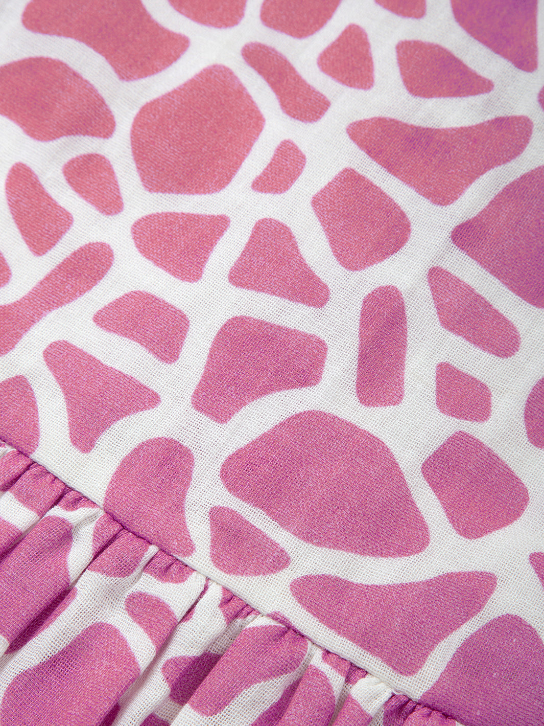 Detalle del estampado de jirafas en el Vestido Jirafita de algodón orgánico, diseño inspirado en la naturaleza.