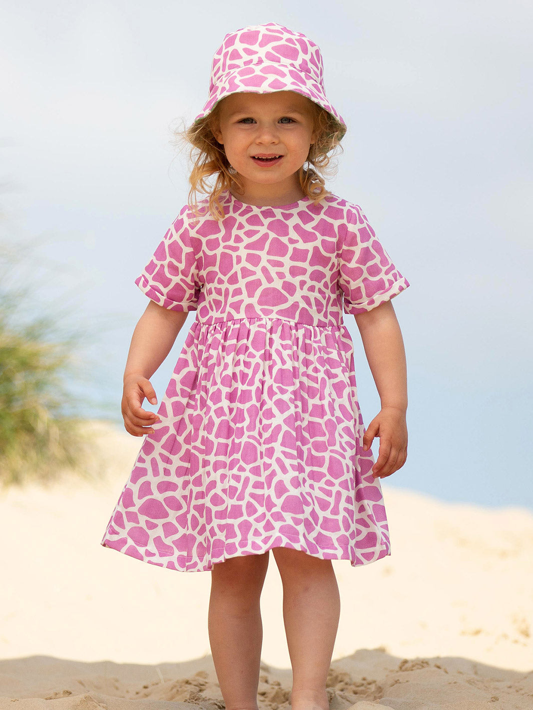 Niña usando el Vestido Jirafita de algodón orgánico, look fresco y encantador para el verano.