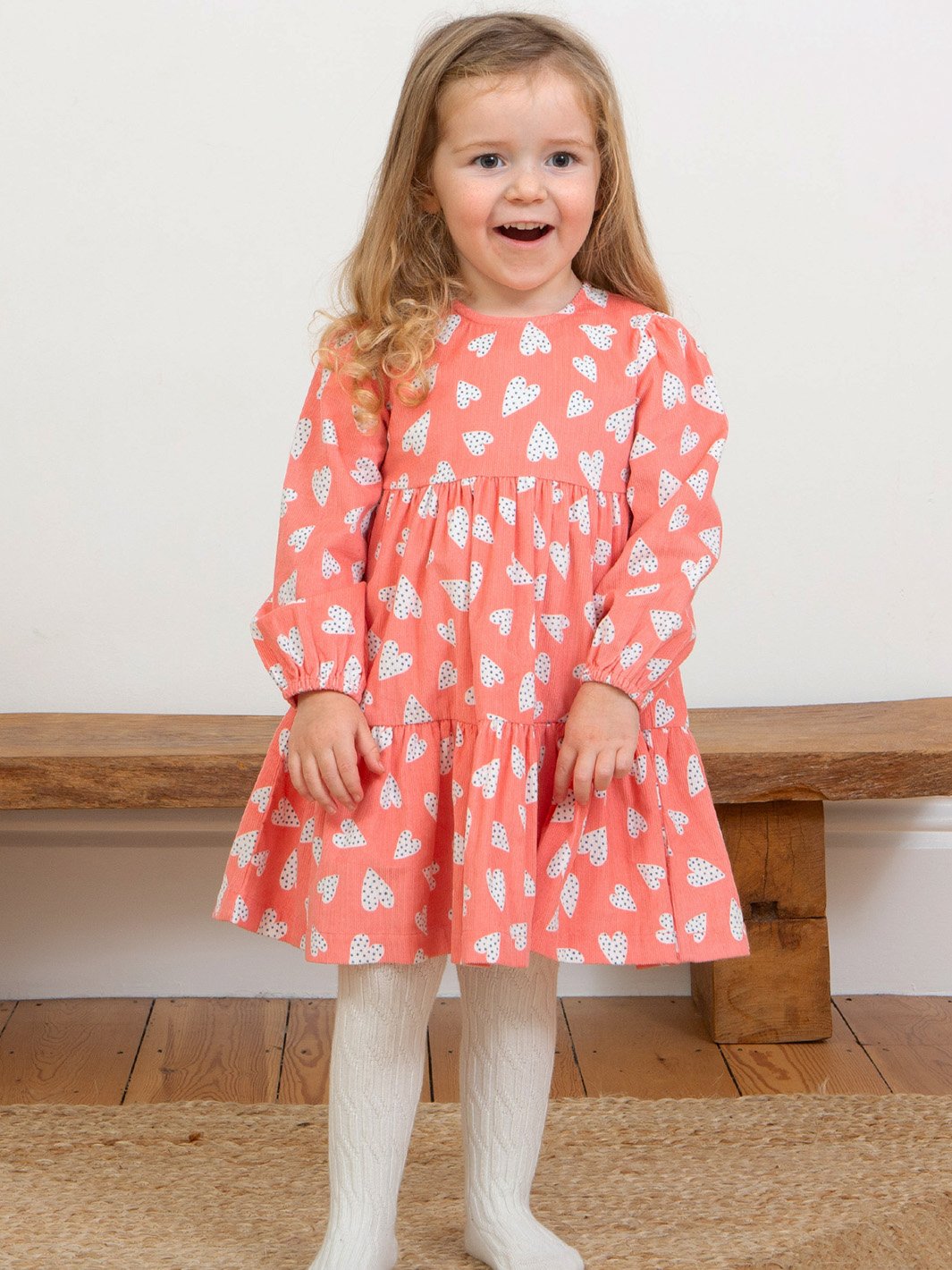 Niña vistiendo el vestido de manga larga Te Quiero, mostrando su diseño romántico con falda de volantes y un ajuste cómodo para jugar y girar.