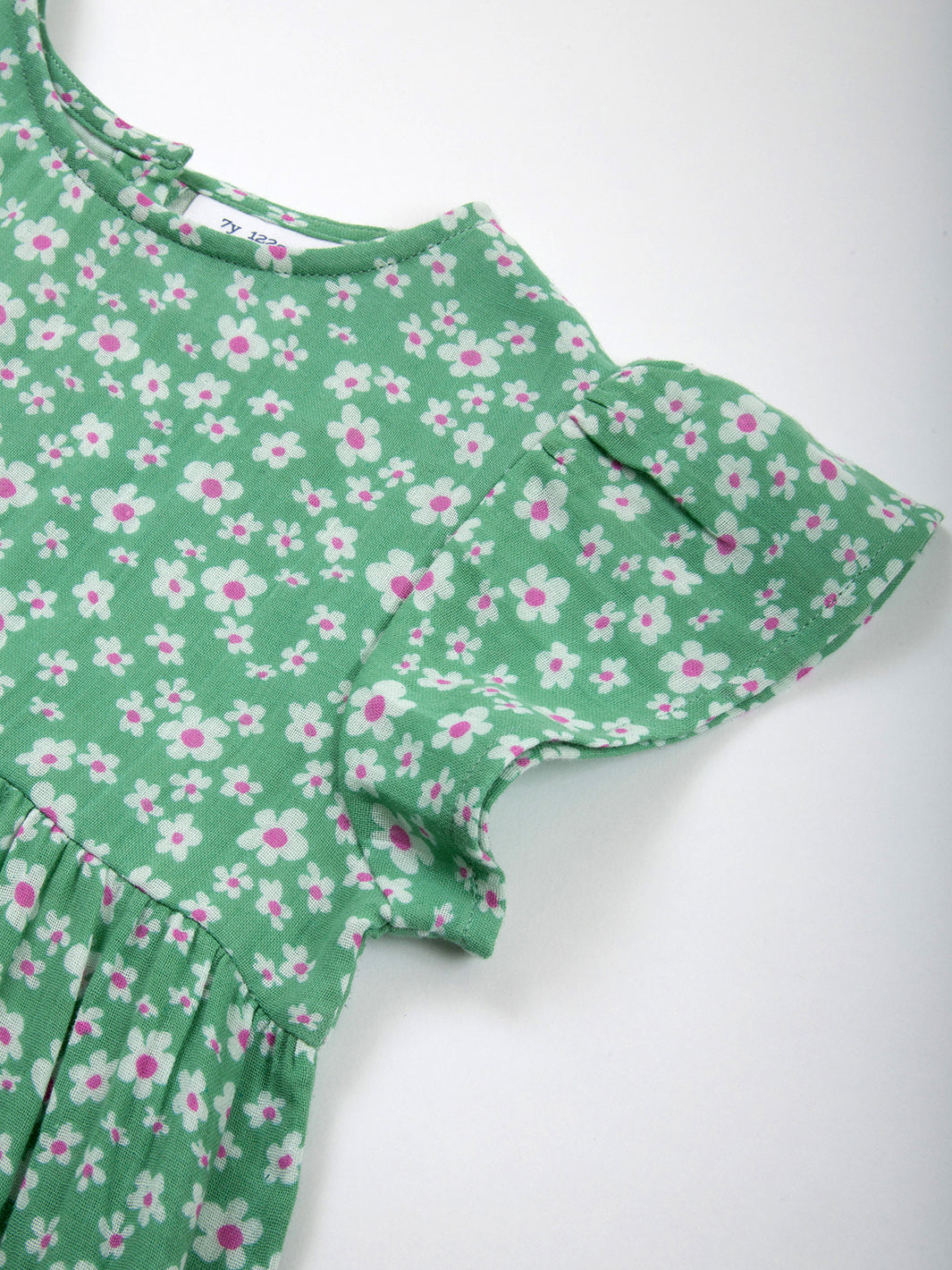 Detalle de mangas y estampado de pequeñas flores en el Vestido Pequeñas Flores de algodón orgánico, diseño femenino y romántico.