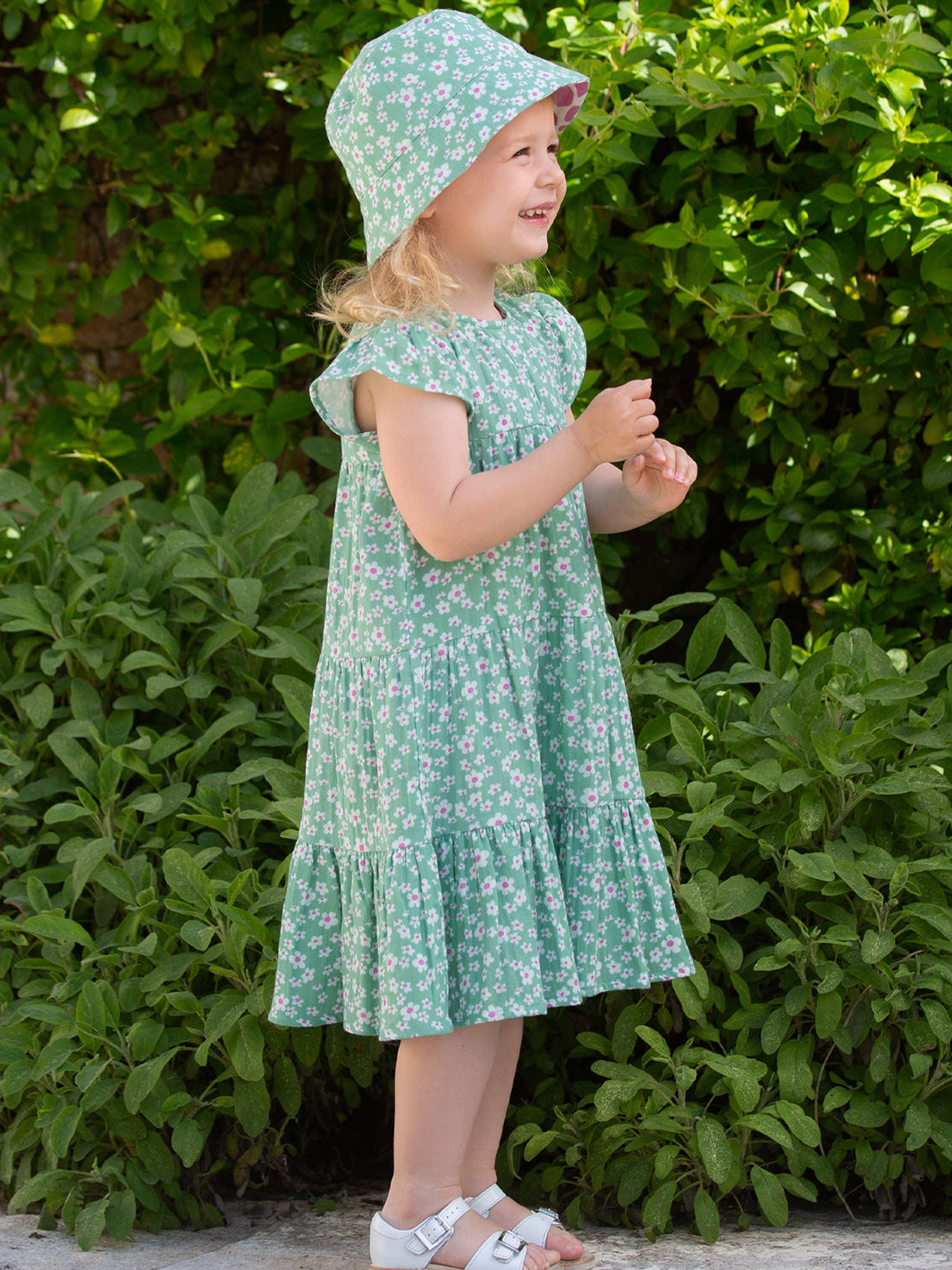 Vista lateral del Vestido Peuqeñas Flores, falda amplia, diseño práctico y elegante