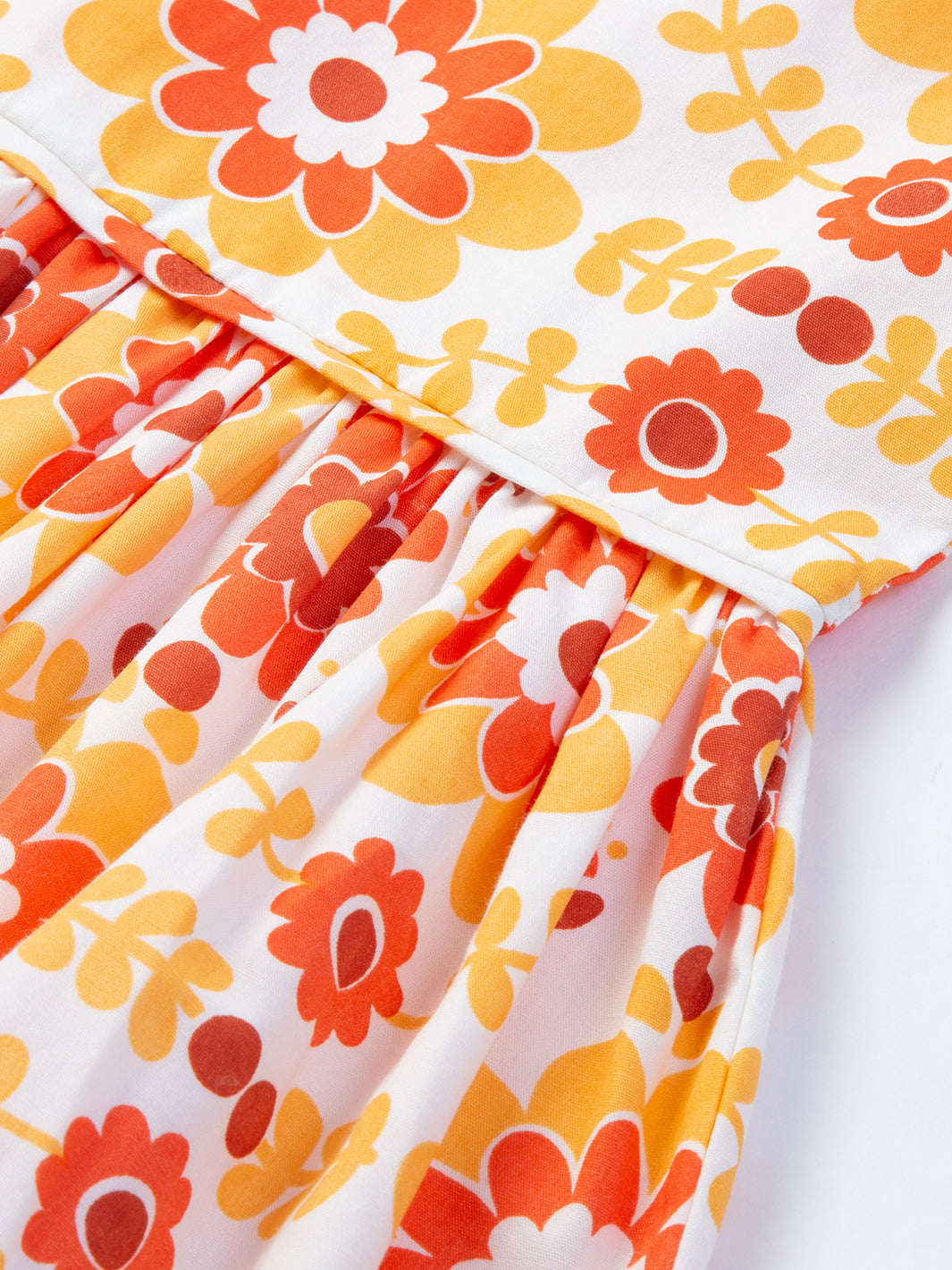 Detalle de la cintura del Vestido Retro de algodón orgánico, mostrando las delicadas tablas y la estructura ajustada que resalta su diseño vintage y cómodo.