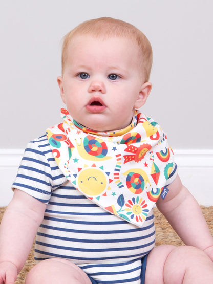 Guagua usando babero sonrisas en algodón orgánico, ropa infantil sustentable Chile.