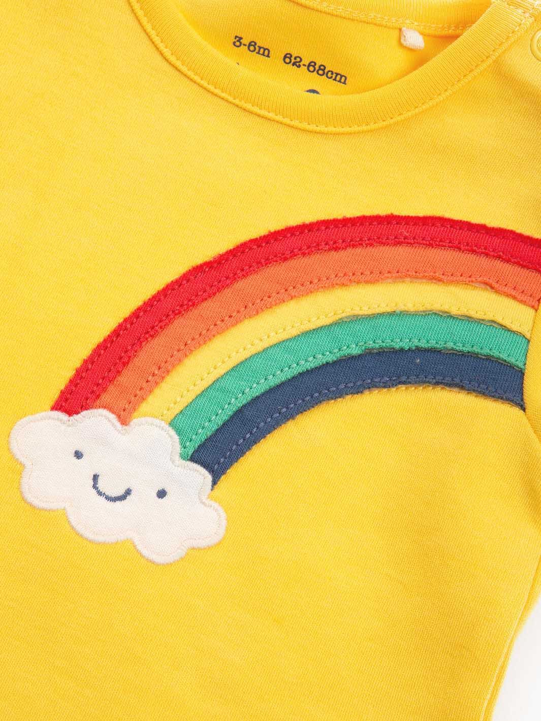 Guagua usando body arcoíris feliz en algodón orgánico, ropa infantil sustentable Chile.