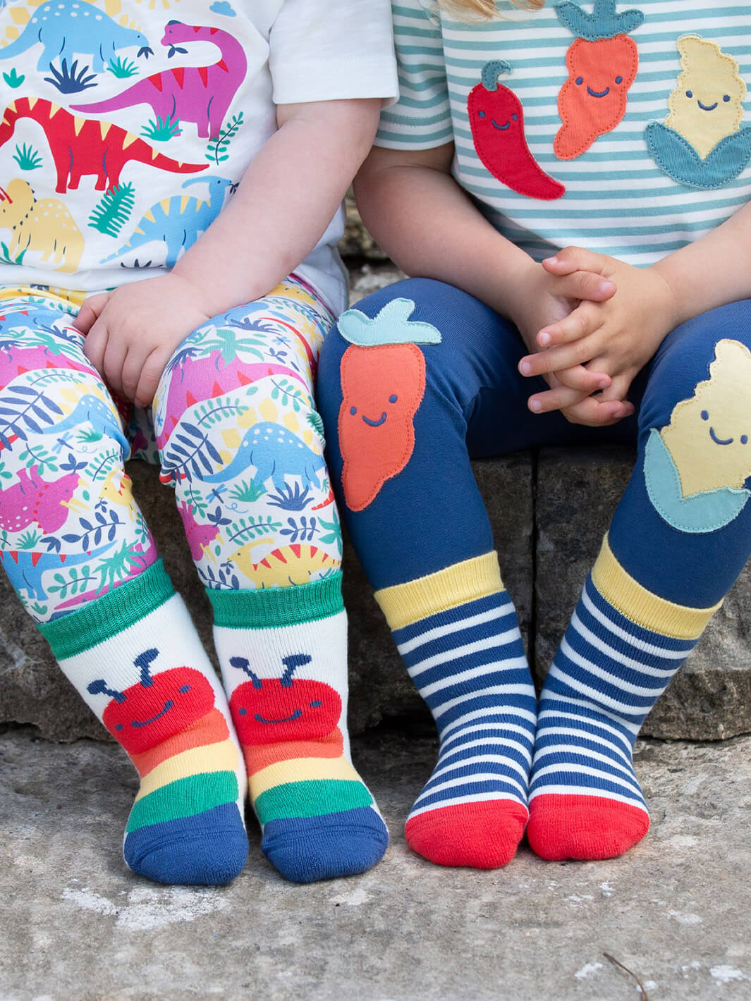 Bebés usando calcetines antideslizantes oruga roja de algodón orgánico, diseño colorido y seguro