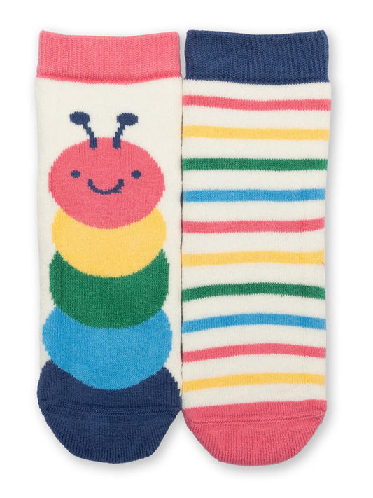 Calcetines antideslizantes de algodón orgánico, diseño oruga rosa con rayas multicolor, vista frontal.