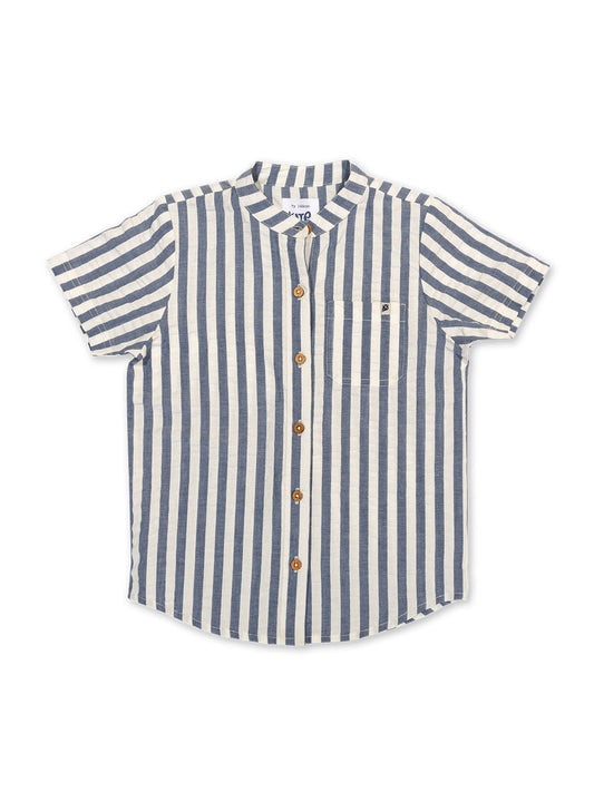 Camisa Clásica de algodón orgánico, rayas azul marino y crema, tela seersucker y botones de coco.