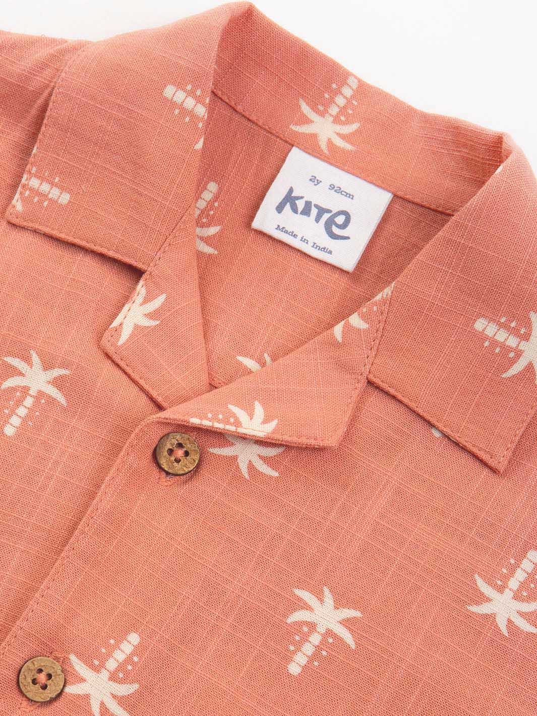 Detalle de la camisa infantil en algodón orgánico terracota con estampado de palmeras