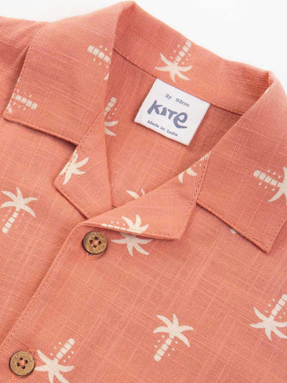 Detalle de la camisa infantil en algodón orgánico terracota con estampado de palmeras