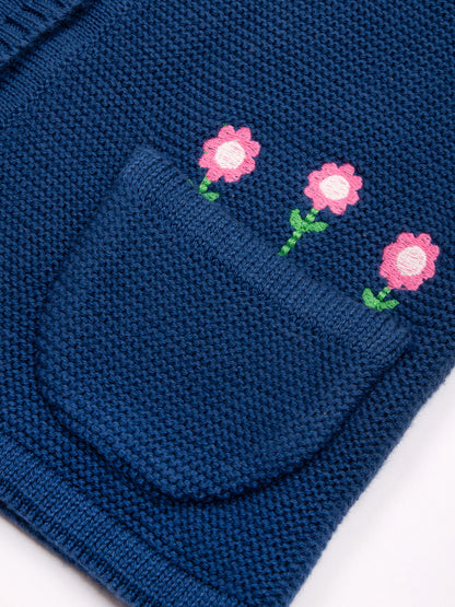 Detalle del bordado floral en los bolsillos del Chaleco Floral de algodón orgánico, diseño delicado y encantador.