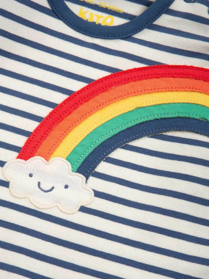 Detalle de aplique arcoíris con nube sonriente en enterito arcoíris feliz de algodón orgánico.