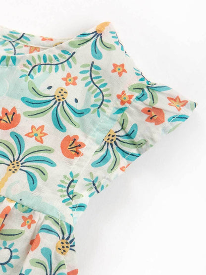 Detalle de la tela y diseño tropical del enterito sin mangas para bebé en algodón orgánico.