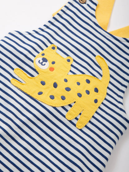 Primer plano del aplique bordado de leopardo en la Jardinera Marinera, destacando la calidad del diseño.