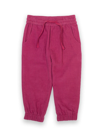 Pantalones de cotelé en color rosa berry con cintura elástica y bolsillos laterales, diseñados para ofrecer comodidad y suavidad durante todo el día.