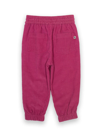 Parte posterior de los pantalones de cotelé rosa berry, con bolsillos traseros tipo parche y puños elásticos para un ajuste cómodo y seguro.