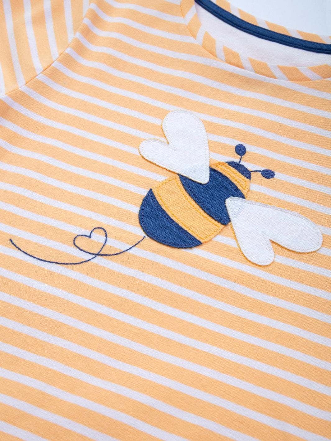 Detalle del apliqué de abeja reina en la Polera Abeja Reina de algodón orgánico, diseño ecológico y tierno.