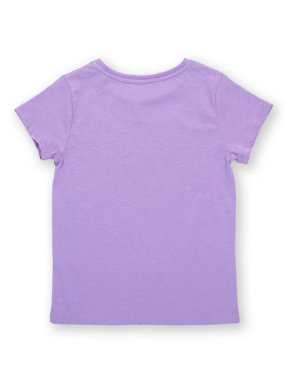 Vista trasera de la Polera Amor Lavanda de algodón orgánico, diseño cómodo y versátil para niñas.