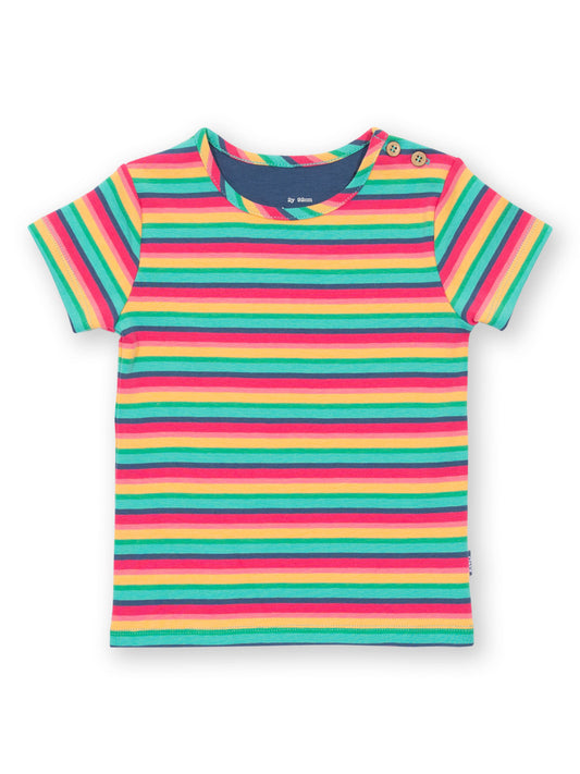 Polera Arcoíris de algodón orgánico, rayas arcoíris en punto costilla, ajuste cómodo y mangas cortas.