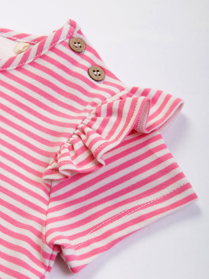 Botones de coco y detalle de volantes en las mangas en la Polera con Alitas de algodón orgánico, diseño delicado y ecológico.