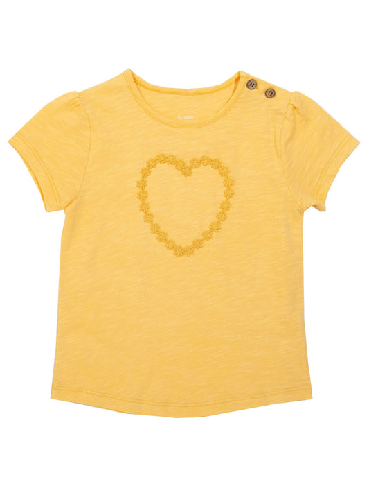 Polera Corazón Margaritas de algodón orgánico, en amarillo yema con inserto en forma de corazón de margaritas.