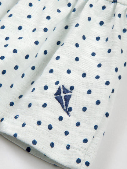 Detalle del dobladillo con volantes en la Polera Pequeños Lunares de algodón orgánico, diseño femenino y cómodo.