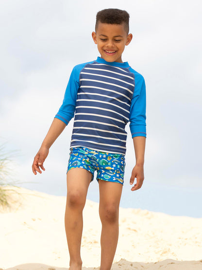 Niño vistiendo la Polera UV Marinero, con material ligero, transpirable y de secado rápido, aprobado por OEKO-TEX.