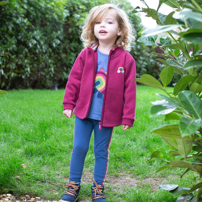 Niña usando el Polerón Detalles de Amor de algodón orgánico, combinado con calzas para un look abrigador y encantador.