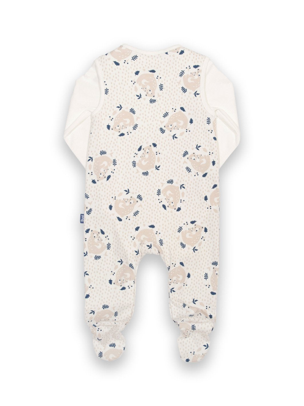 Parte trasera del conjunto de algodón orgánico, con detalles de la jardinera con estampado de osito y el diseño envolvente del body en color crema.