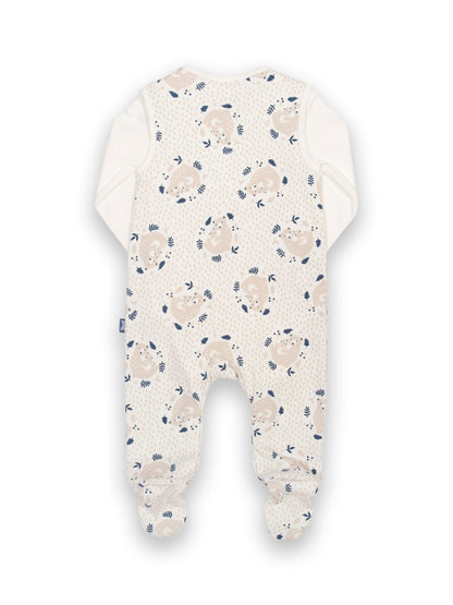 Parte trasera del conjunto de algodón orgánico, con detalles de la jardinera con estampado de osito y el diseño envolvente del body en color crema.