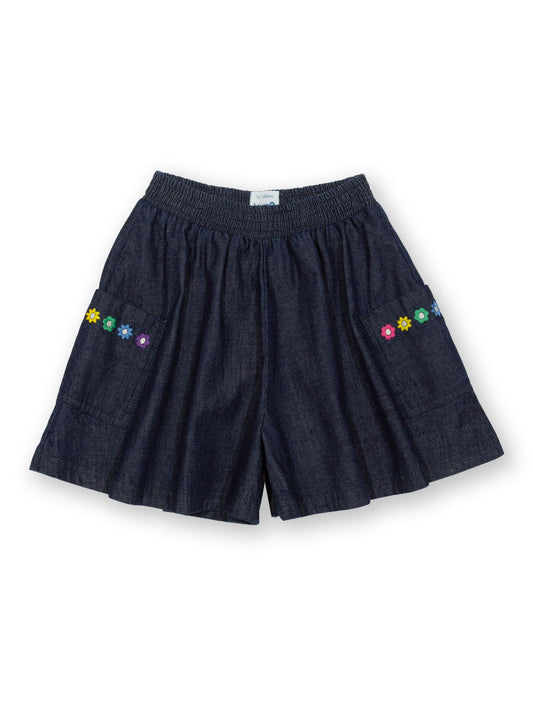 Vista frontal del Short Margarita de mezclilla azul marino con bordado de margaritas en los bolsillos, confeccionado en algodón orgánico.