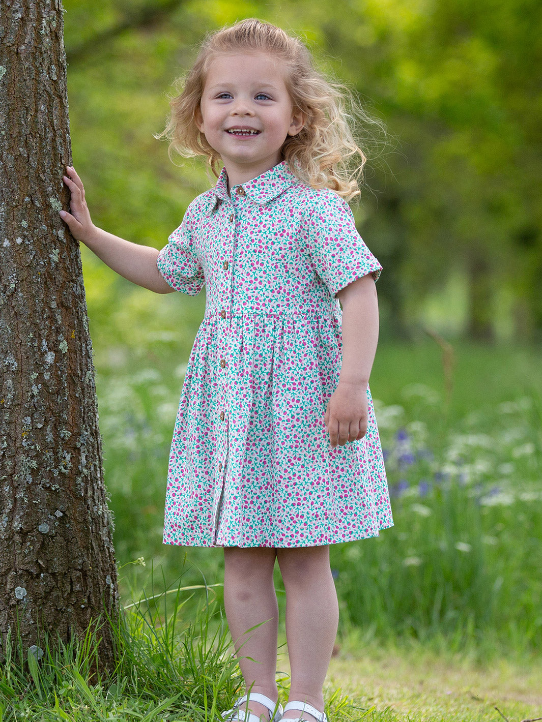 Niña usando el Vestido Pequeño Brote de algodón orgánico, un look fresco y elegante para cualquier ocasión.